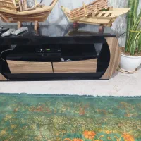 میز تلویزیون کاملا سالم و تمیز