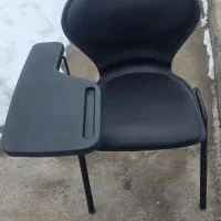 صندلی دانش آموزی در حد نو کف و پشت چرمی