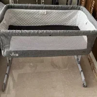 تخت کنار مادر