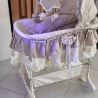 گهواره موزیکال برند ترک و یک عدد وان حمام کودک