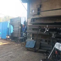 فروشنده و شاگرد مغازه پلاستیک فروشی