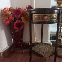 گل و گلدان با میز تلفن