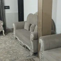 مبل راحتی  با جلو مبلی و رو‌میزی