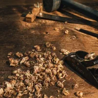 کارگر خانم در کارگاه نجاری/کارگر ساده
