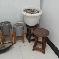 گلدان سفالی با پایه