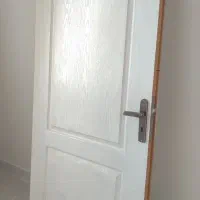 درب ورودی واحد، یک جفت درب سرویس ، درب اتاق خواب