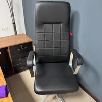 صندلی اداری کاملاً نو حتی استفاده نشده