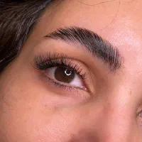 اکستنشن و لیفت مژه