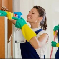 خانم بدون حاشیه برای نظافت منزل