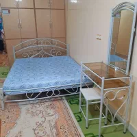 تخت چکشی فر فوژه دو نفره همراه تشک ومیز آرایش|تخت و سرویس خواب|خمینی‌شهر, |دیوار