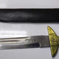 خنجر کویتی قدیمی کاملا سالم دسته برنجی قلمزنی شده