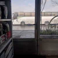 کارگر  متعهد برای کار در شیشه اتومبیل