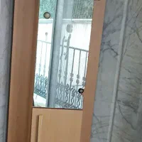 کمد چوب لباسی آیینه دار کنار سالنی