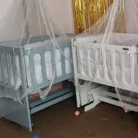 تخت خواب کودک کنار مادر