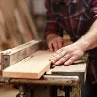 نجار ماهر و نیمه ماهر صندلی سازی