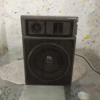 اسپیکر تکی و یک جفت باند بلندگو