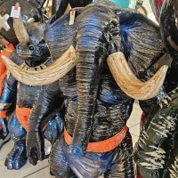 مجسمه کنار سالنی فیل و کرگدن
