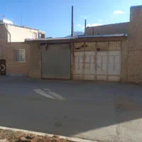 زمین مسکونی(انبار) درخیابان اصلی قابل ساخت و سکونت