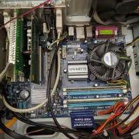 کامپیوتر رو میزی با کارت دیتا و تصویر به همراه میز