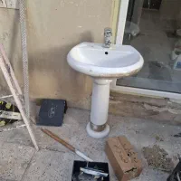 کاسه روشویی با یک عدد شیر سالم