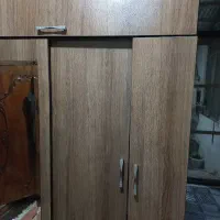 کمد دارای رخت آویز وطبقه می باشد