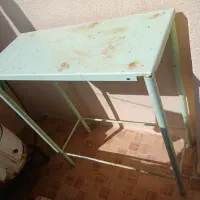 چهار پایه آهنی به صورت میزی رنگ شده