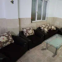 تعدادی صندلی،یک زیر تی وی و یک دست مبل چرمی|مبلمان خانگی و میز عسلی|ملایر, |دیوار