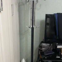 جا لباسی ایستاده