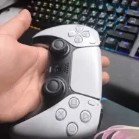 دسته ps5 بروی دستگاه بوده اورجینال تمیز