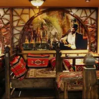 کارگر جوان برای قهوه خانه