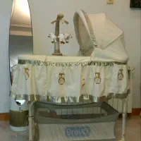 تخت کنار مادر