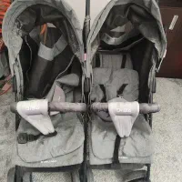 کالسکه دوقلویی کنار هم