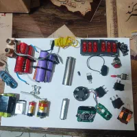 تعدادی وسیله میخکوب .منگنه.اتوبخار . و خرده ریز
