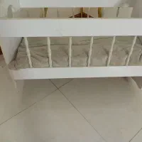تخت گهواره ای کنار مادر
