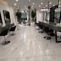 نیروی خدماتی خانم در سالن زیبایی