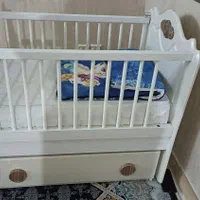 تخت خواب چوبی گهواره ای نوزاد