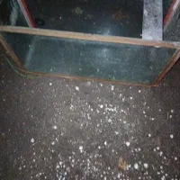 یک عدد آکواریم شیشه زیرش ترک داره