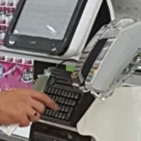 صندوقدار و فروشنده سوپر مارکت