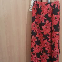 قواره کرپ گل قرمز زمینه سیاه