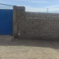 زمین ۶۰۰ متری دیوار کشی شده.