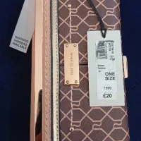 کیف پولی زنانه خارجی نو می‌باشد استفاده نشده است.