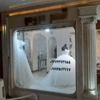 یک خانم مجرد اشنا با خیاطی کار در مزون عروس