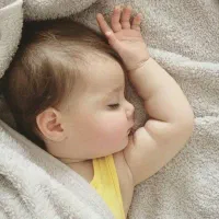 خواهان یه خانم جهت پرستاری از بچه 4 ماهه