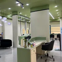 ناخنکار مژه کار شنیون کار رنگ دکلره آرایشگردستیار