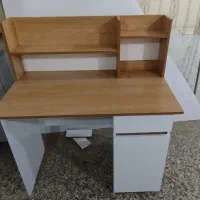 میز تحریر و کامپیوتر