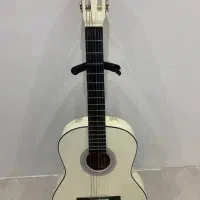 گیتار همراه با پایه فلزی رنگ سفید
