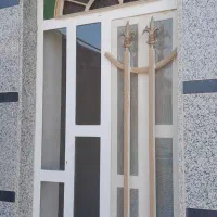 در وپنجره کارکرده همراه با شیشه حد نو و درب چوبی