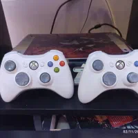 یک عدد ایکس باکس ۳۶۰ همراه فرمان بازی