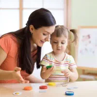 مربی و پرستار کودک دو ساله