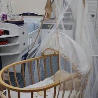 تخت کنار مادر
